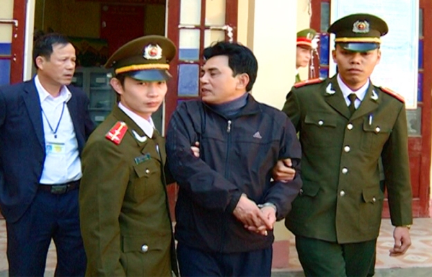 Lực lượng c&ocirc;ng an thi h&agrave;nh lệnh bắt đối tượng Trần Quốc Hội