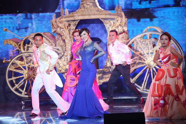 T&oacute;c Ti&ecirc;n xuất hiện tr&ecirc;n s&acirc;n khấu The Remix với h&igrave;nh ảnh n&agrave;ng Cinderella