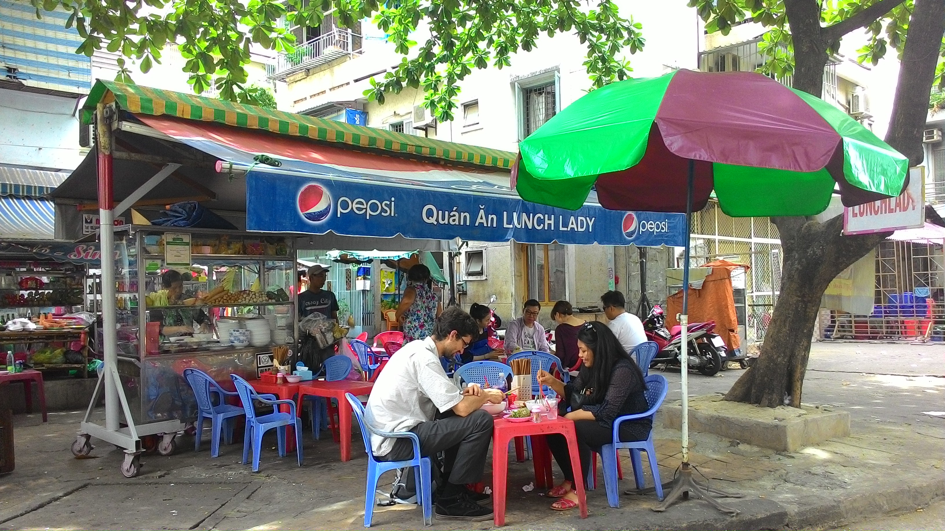The Lunch Lady c&oacute; nhiều sức h&uacute;t đặc biệt v&agrave; kỳ lạ với thực kh&aacute;ch nước ngo&agrave;i v&agrave; Việt Nam.