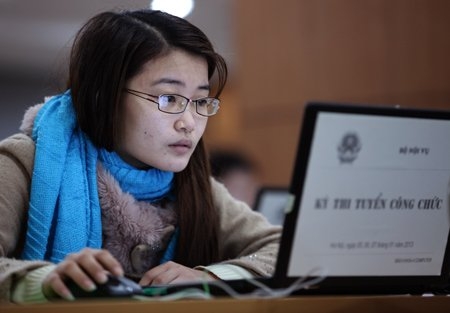 Thi c&ocirc;ng chức trực tuyến