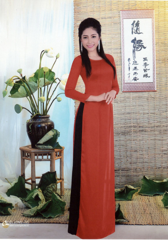 Đặng Thu Thảo sinh năm 1995, cao 1,71m, nặng 57kg, số đo hình thể là 91-63-90. Người đẹp mới tốt nghiệp phổ thông trung học.  Người đẹp đã có phần ứng xử thông minh, trước câu hỏi : 