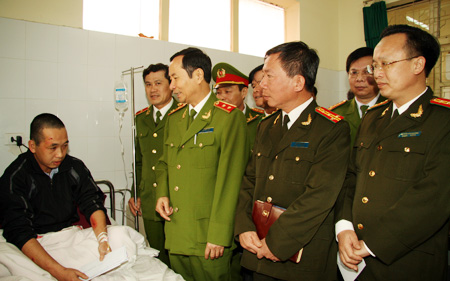 Thứ trưởng Phạm Qu&yacute; Ngọ, l&atilde;nh đạo Tổng cục Cảnh s&aacute;t Ph&ograve;ng, chống tội phạm v&agrave; l&atilde;nh đạo B&aacute;o CAND thăm hỏi, tặng qu&agrave; c&aacute;n bộ C&ocirc;ng an Hải Ph&ograve;ng bị thương trong khi truy bắt tội phạm. Ảnh: Duy Hiển.