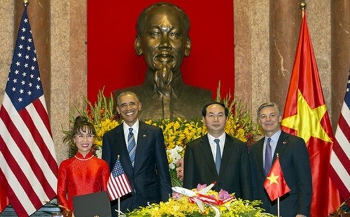 B&agrave; Nguyễn Thị Phương Thảo, Tổng gi&aacute;m đốc Vietjet (ngo&agrave;i c&ugrave;ng b&ecirc;n tr&aacute;i), trong lễ k&yacute; kết hợp đồng mua 100 m&aacute;y bay Boeing, với sự chứng kiến của Chủ tịch nước Trần Đại Quang v&agrave; Tổng thống Mỹ Barack Obama.