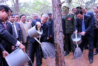 Tổng Bí thư Nguyễn Phú Trọng tham gia Tết trồng cây. Tổng Bí thư Nguyễn Phú Trọng tham gia Tết trồng cây.