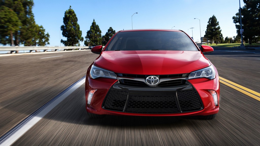 Ngoại thất của Toyota Camry 2015 g&acirc;y ấn tượng với đầu xe hầm hố