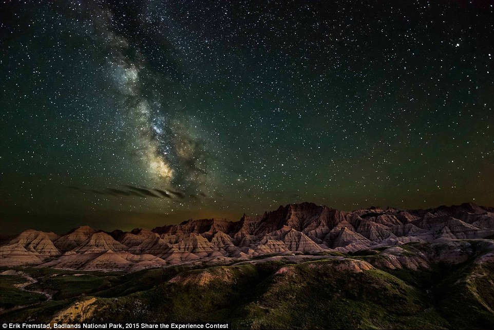 Rặng núi hùng vĩ, khoảng không vô tận ở công viên quốc gia Badlands, phía nam bang Dakota.