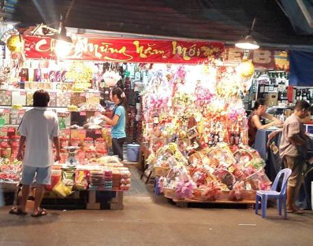 Một cửa h&agrave;ng b&aacute;n b&aacute;nh kẹo, mứt để th&agrave;nh từng t&uacute;i nilon lớn tr&ecirc;n đường Nguyễn Hữu Cầu.