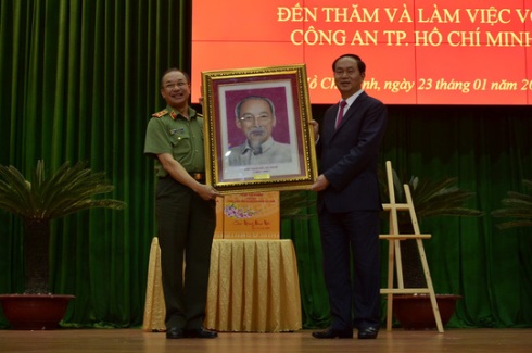 Chủ tịch nước Trần Đại Quang tặng qu&agrave; lưu niệm cho C&ocirc;ng an TP.HCM