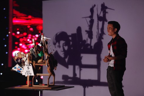 Từ h&igrave;nh ảnh con d&ecirc;, B&ugrave;i Văn Tự biến h&oacute;a th&agrave;nh nghệ sĩ Huy Tuấn, gi&aacute;m khảo Vietnam's got talent