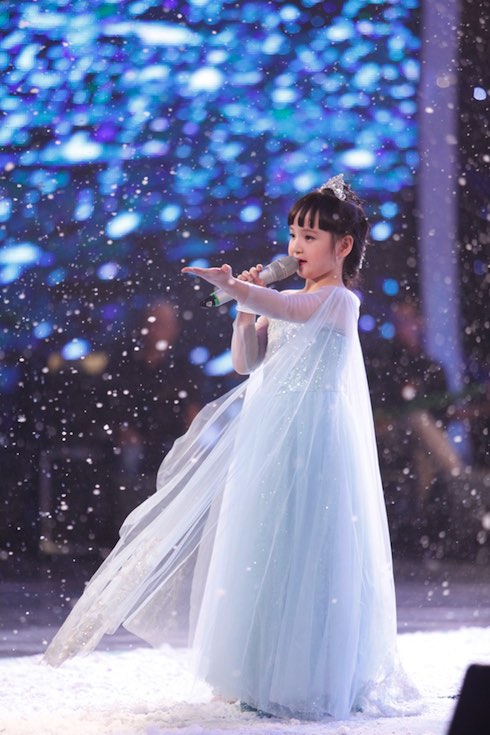 B&iacute;ch Ngọc tỏa s&aacute;ng tr&ecirc;n s&acirc;n khấu Vietnam's got talent