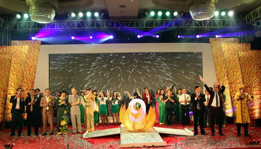 Th&aacute;ng 9/2015, Vina-Link Group tung ra thị trường sản phẩm Kem đ&aacute;nh răng Vsmile
