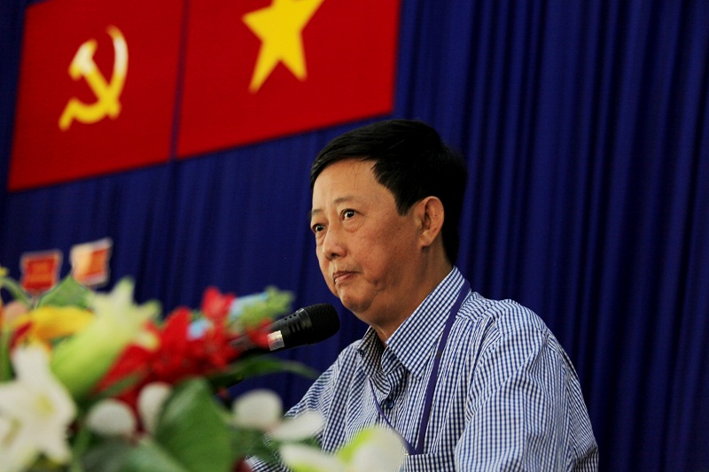 &Ocirc;ng Vương Ngọc Long &ndash; Trưởng ban Ph&aacute;t triển V&ugrave;ng nguy&ecirc;n liệu Vinamilk, đại diện c&ocirc;ng ty giải đ&aacute;p những thắc mắc của c&aacute;c hộ chăn nu&ocirc;i b&ograve; sữa tại buổi k&yacute; kết hợp đồng