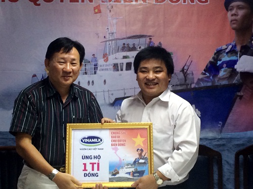 &Ocirc;ng Nguyễn Thanh T&uacute; - Chủ tịch C&ocirc;ng đo&agrave;n, C&ocirc;ng ty Vinamilk (tr&aacute;i) trao tặng 1 tỷ đồng  cho chương tr&igrave;nh 