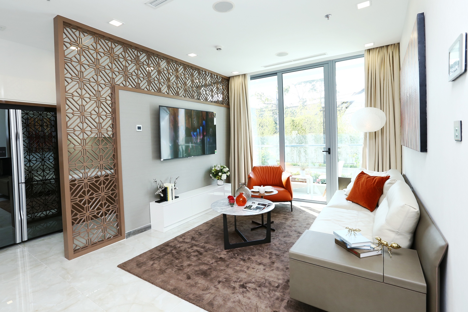 Đ&ocirc;ng đảo kh&aacute;ch đến tham gia lễ khai trương căn hộ mẫu Vinhomes Golden River