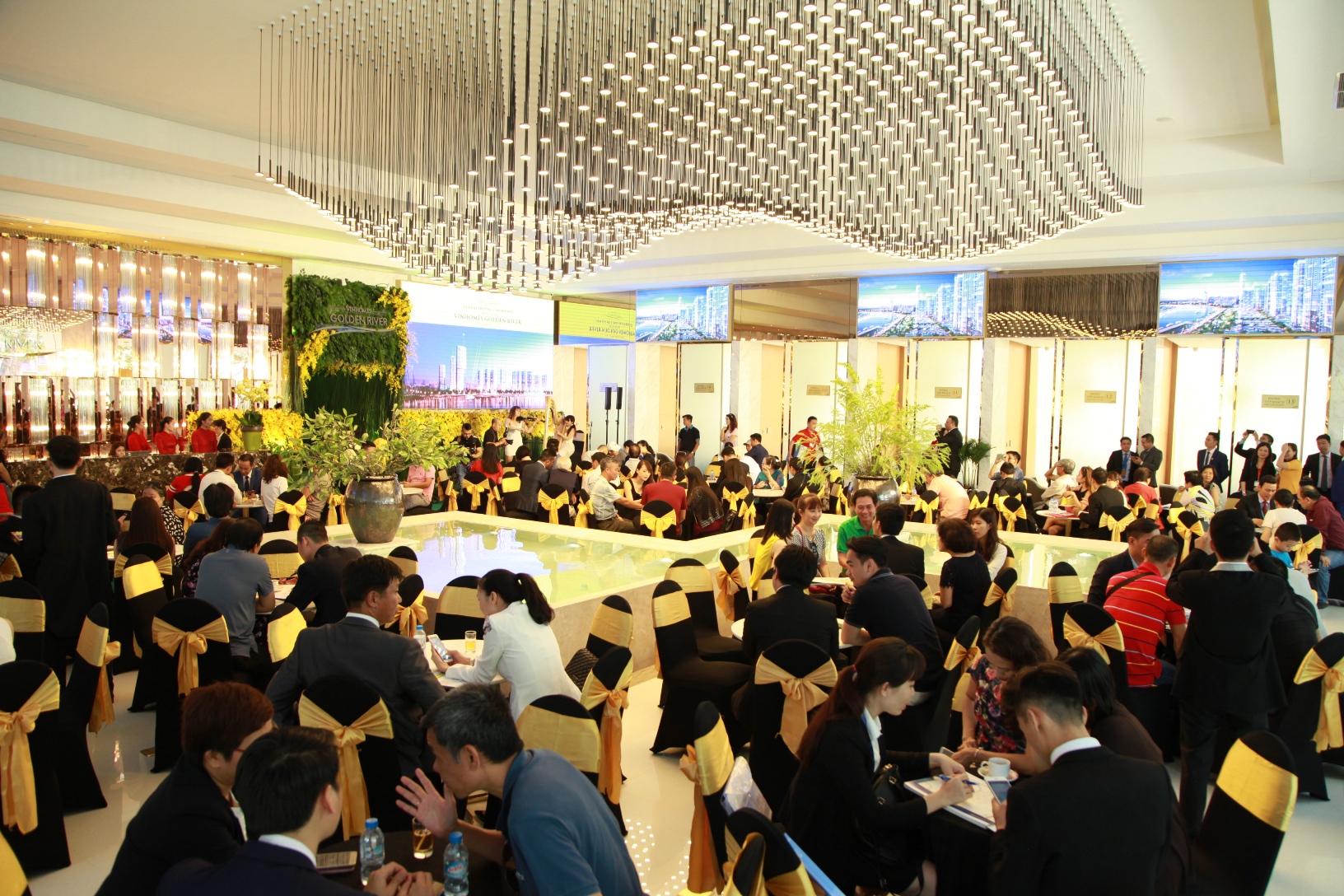 Ngay trong ng&agrave;y đầu khai trương, h&agrave;ng ngh&igrave;n kh&aacute;ch đ&atilde; đến tham quan nội thất căn hộ mẫu Vinhomes Golden River