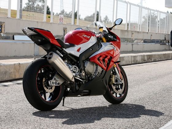 Si&ecirc;u xe BMW S1000RR phi&ecirc;n bản 2015 m&agrave;u đỏ đầu ti&ecirc;n về Việt Nam với những thay đổi ở thiết kế c&ugrave;ng c&ocirc;ng suất l&ecirc;n tới 199 m&atilde; lực