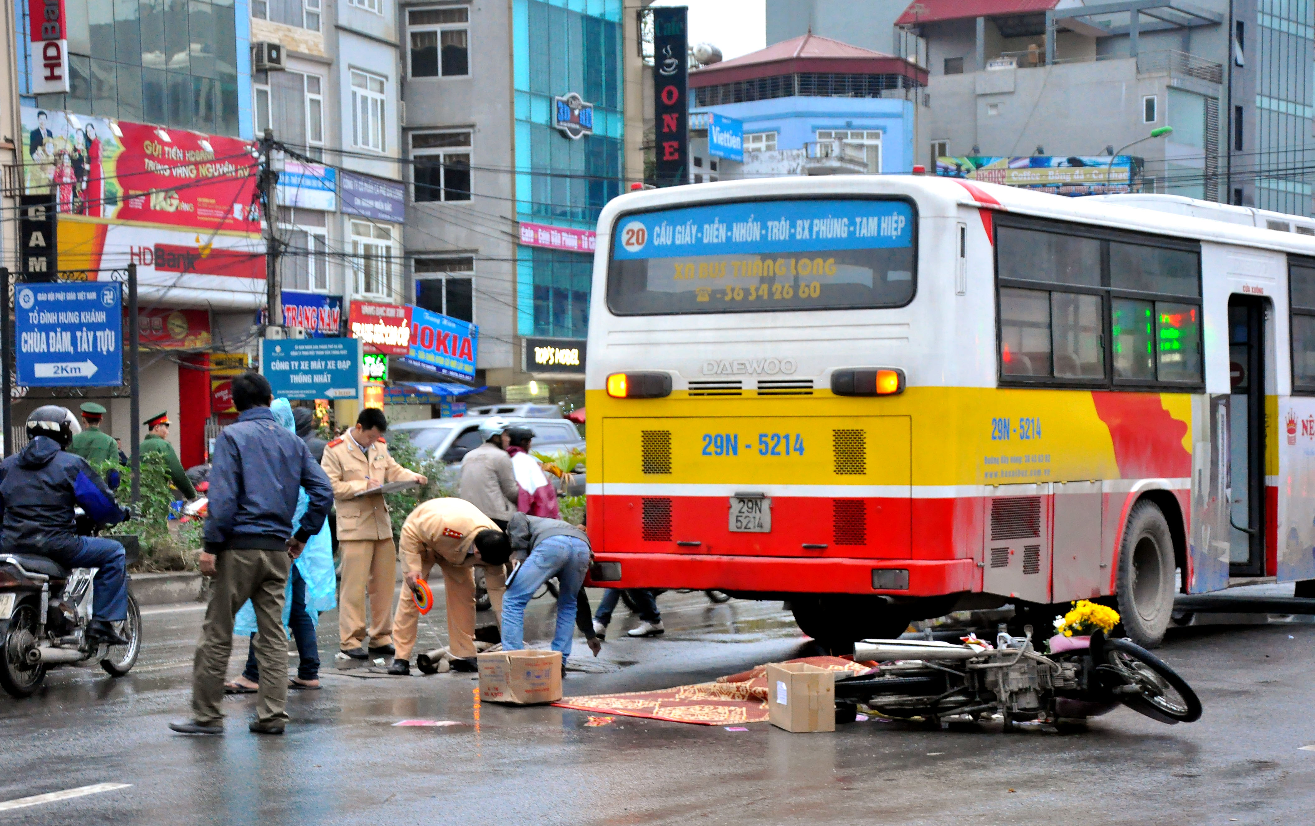 Xe bu&yacute;t g&acirc;y tai nạn