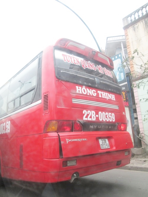 Xe kh&aacute;ch về H&agrave; N&ocirc;i đ&ocirc;ng k&iacute;n kh&aacute;ch