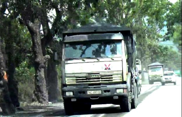 xe qu&aacute; tải lộng h&agrave;nh đường V&agrave;ng Danh - U&ocirc;ng B&iacute;