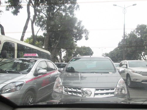 Đường Phạm Văn Đồng ở ph&iacute;a Nam của H&agrave; Nội chiều 9/2 tắc khoảng 2km