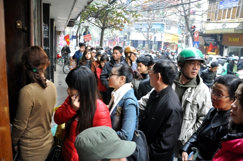Xếp h&agrave;ng mua b&aacute;nh chưng
