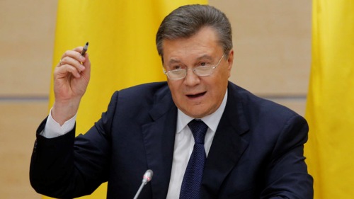 Cựu Tổng thống Ukraine Victor Yanukovych ph&aacute;t biểu tại cuộc họp b&aacute;o - Ảnh: Reuters
