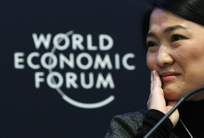 09. Zhang Xin. Người phụ nữ quyền lực đứng thứ 62. Tuổi 48.  Tổng tài sản: 4 tỷ USD. Đồng sáng lập, Giám đốc điều hành của công ty đầu tư bất động sản SOHO Trung Quốc. Zhang và chồng bà, Pan Shiyi, chủ tịch của Soho, đồng sáng lập công ty vào năm 1995 và sở hữu 64% cổ phần. Giá trị tài sản của họ đã tăng 43% lên 3,8 tỷ USD vào năm ngoái. Họ xếp thứ 24 trong danh sách những người giàu có nhât Trung Quốc của Forbes.