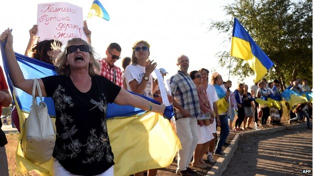 người d&acirc;n Ukraine biểu t&igrave;nh 