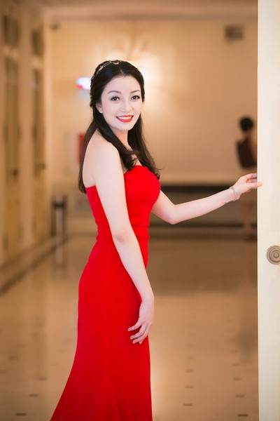 Xinh lung linh với chiếc đầm ôm sát cơ thể