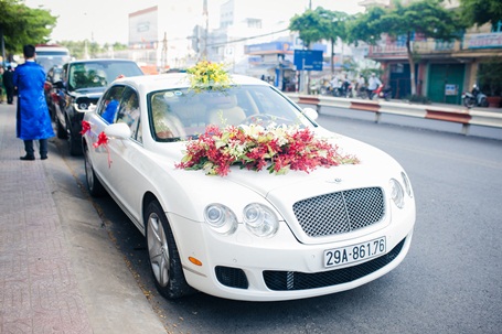 &Aacute; hậu Diễm Trang &lsquo;nổi bần bật&rsquo; tr&ecirc;n xe cưới bạc tỷ