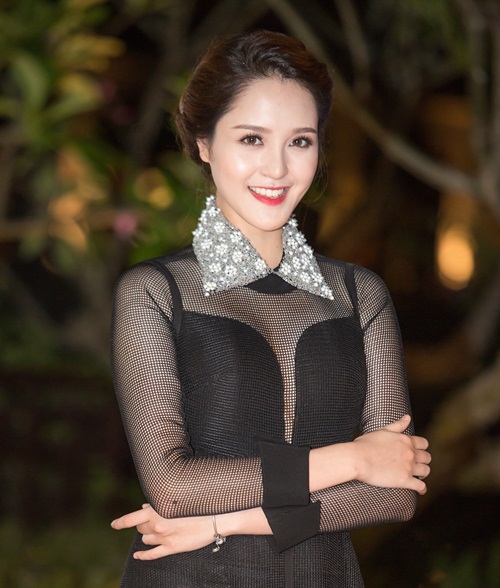 &Aacute; hậu Ho&agrave;ng Anh y&ecirc;u th&iacute;ch trang phục xuy&ecirc;n thấu