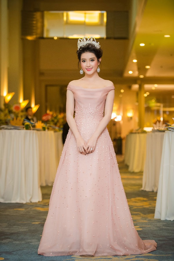 Huyền My tỏa s&aacute;ng với vẻ đẹp th&aacute;nh thiện, cuốn h&uacute;t tựa &lsquo;nữ thần&rsquo;