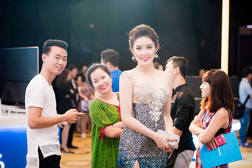 Mẹ Huyền My luôn theo sát bước đi của con gái