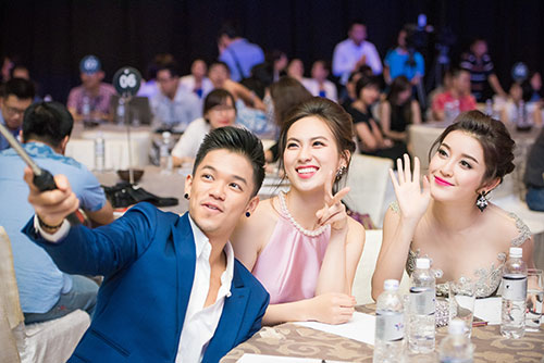 Các người đẹp nhí nhảnh tạo dáng selfie cùng Trọng Hiếu