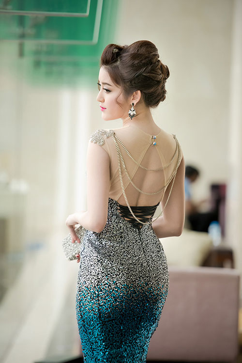 Gây chú ý gần đây với sự cố mặc váy nhái được cho là sao chép thiết kế của nhà thiết kế Chung Thanh Phong, nhưng ngày hôm qua Huyền My đã không khiến mọi người thất vọng với sự tái xuất đầy quyến rũ của mình.