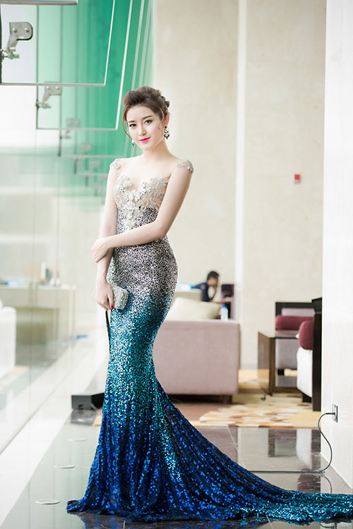 Chiếc đầm lấp lánh mà Huyền My mặc được làm bằng chất liệu sequin xuyên thấu cầu kỳ, đặc biệt là những chi tiết đính đá và kim loại quý trên ngực váy khiến cho tổng giá trị của bộ đầm lên tới 230 triệu. Đây là một sản phẩm 'vừa ra lò' của thương hiệu Joli Poli by Đặng Anh Thư.