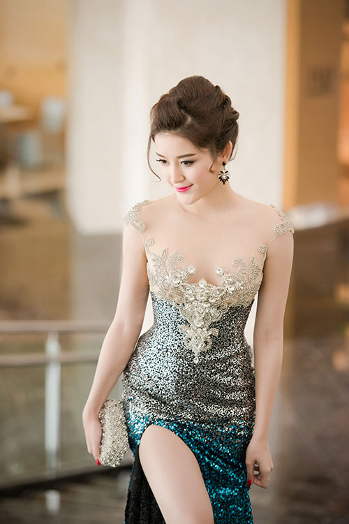 Á hậu kết hợp bộ đầm lộng lẫy và đắt giá này với chiếc clutch cầm tay màu bạc, giày cao gót màu nude và trang điểm theo phong cách ấn tượng, quyến rũ cùng kiểu tóc bới cao sang trọng. Có thể nói Huyền My đã ghi điểm hoàn toàn sau sự cố mặc váy nhái đáng tiếc cách đây không lâu.