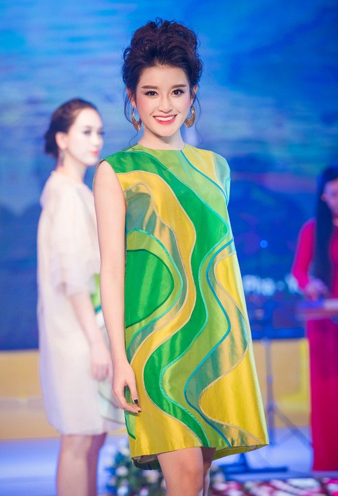 &Aacute; hậu Huyền My c&ograve;n đảm nhận vai tr&ograve; chốt m&agrave;n diễn trong bộ sưu tập &ldquo;Giai điệu bậc thang&rdquo; của nh&agrave; thiết kế Xu&acirc;n Lan