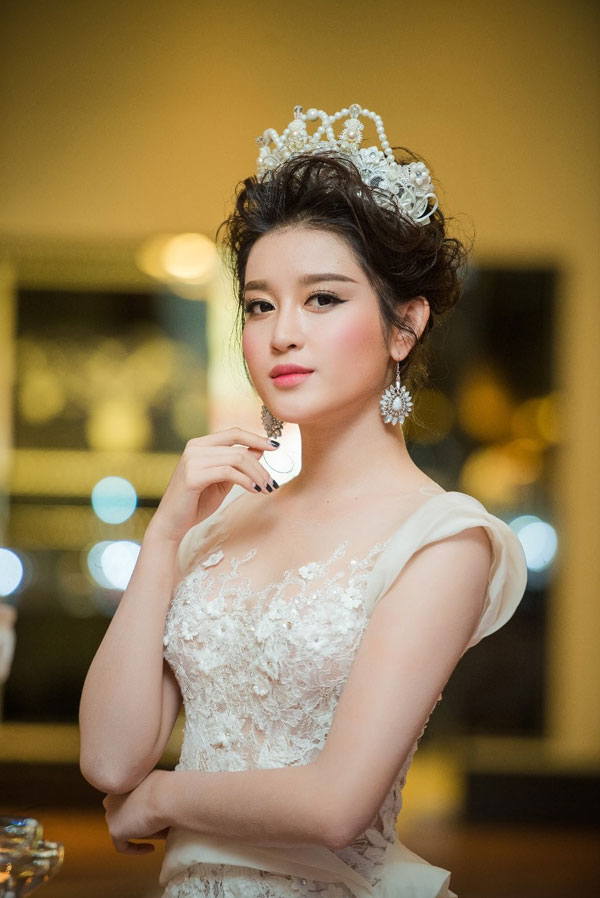 Huyền My đ&atilde; trở th&agrave;nh t&acirc;m điểm ch&uacute; &yacute; khi li&ecirc;n tục tr&igrave;nh diễn cho nhiều thương hiệu thời trang 