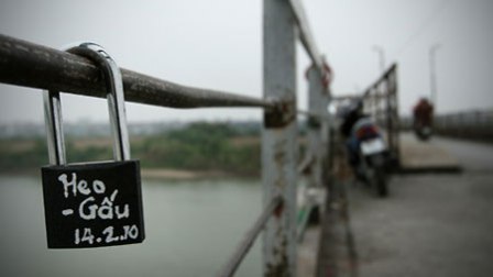 Cầu Long Bi&ecirc;n v&agrave; ổ kh&oacute;a t&igrave;nh y&ecirc;u