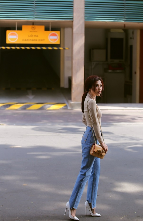 Hoàng Oanh hóa thành một cô thanh lịch với thiết kế quần jeans dáng suông, áo màu nâu camel.