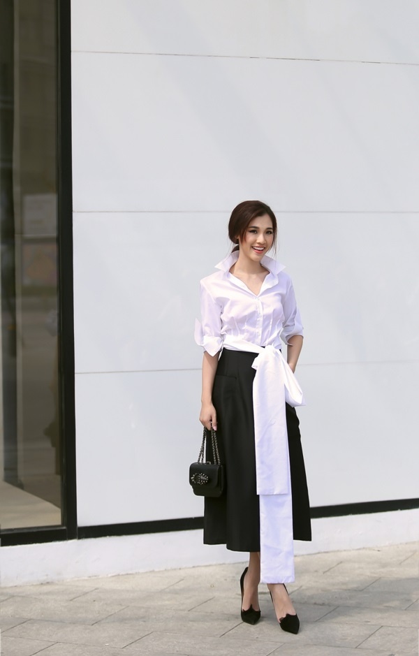 Chân váy lửng xòe màu đen là phụ kiện theo phong cách tối giản và luôn nằm trong danh sách item-phải-có của một quý cô thời trang.