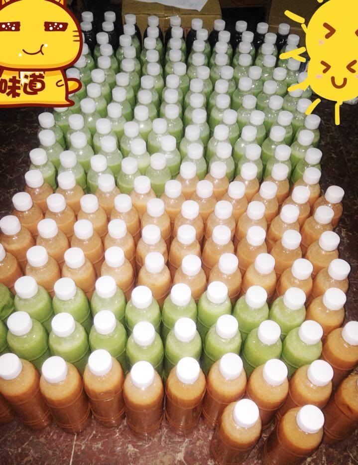 Tr&agrave; sữa Th&aacute;i Lan được đựng trong những chai nhựa kh&ocirc;ng c&oacute; nh&atilde;n m&aacute;c rồi rao b&aacute;n tr&ecirc;n mạng