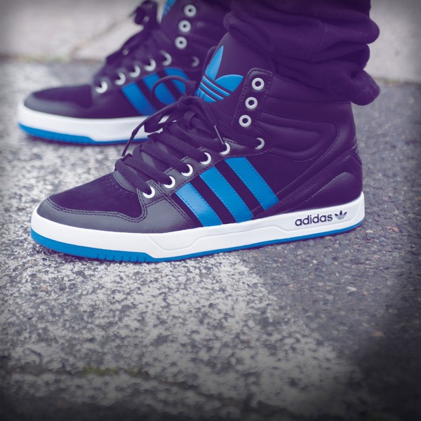 Gi&agrave;y thể thao Adidas nổi tiếng