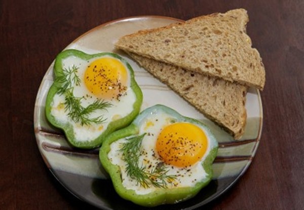 Trứng ốp la ớt chu&ocirc;ng ăn k&egrave;m c&ugrave;ng sandwich v&agrave;o bữa s&aacute;ng