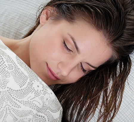 Để t&oacute;c ướt khi đi ngủ dễ dẫn đến liệt cơ mặt. Ảnh minh họa