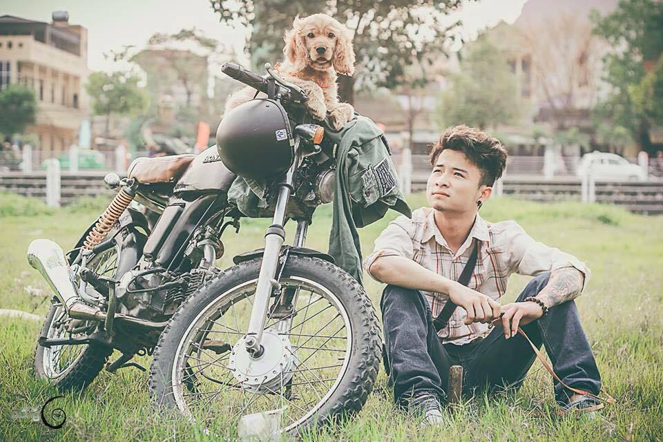 Chú chó Boo và anh chàng phượt thủ bên cạnh chiếc xe 67