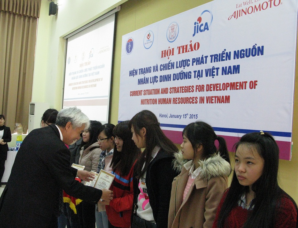 L&atilde;nh đạo Tập đo&agrave;n Ajinomoto trao thưởng cho c&aacute;c sinh vi&ecirc;n 