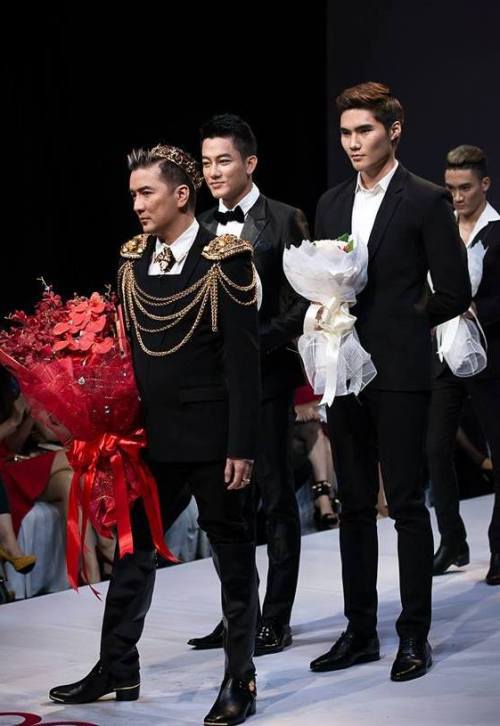Mr. Đ&agrave;m xuất hiện ấn tượng trong show diễn thời trang