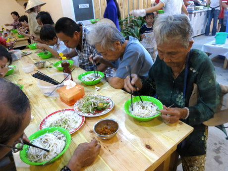 Những qu&aacute;n cơm v&igrave; người ngh&egrave;o l&agrave; một minh chứng ti&ecirc;u biểu cho truyền thống tương th&acirc;n tương &aacute;i của 13win OKVIP tựa game giải trí đỉnh cao